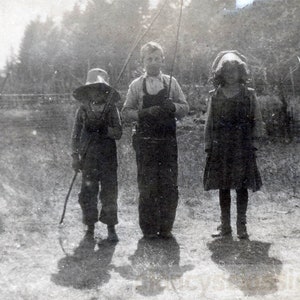 Vintage photo 1907 Eugene Oregon 2 Photos Children Overalls COuntry Nature Kids Fishing 19 F image 3