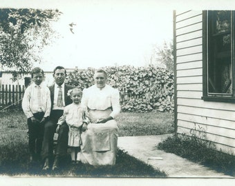 foto vintage postal Familia en el patio rppc