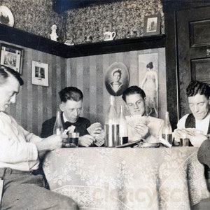foto vintage 1914 Hombres jóvenes sentados en la mesa jugando cartas de póquer bebiendo vino 21W