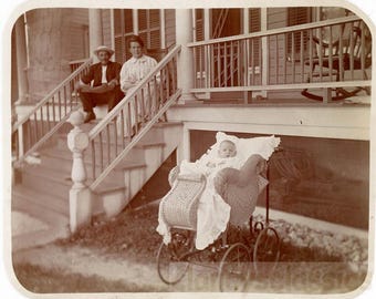 Foto vintage antiga da década de 1910: Família na varanda com carrinho de bebê de vime ornamentado. 65 D