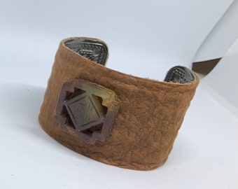 Bracelet manchette rigide cuir d’éléphant et perle de jade ancien.   Pièce unique, faite à la main. Marron, brun.