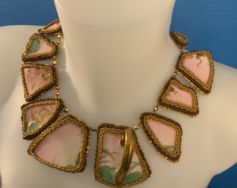 Choker ketting 2 roze, groen en goud porselein (19e-eeuwse handgeschilderde “Limoges” beker). Kralenborduurwerk. Uniek stuk.