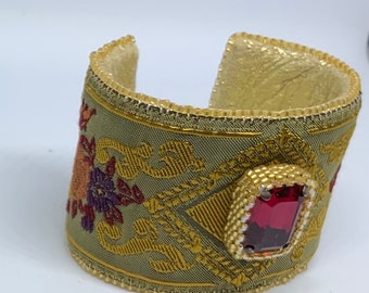 Bracelet manchette rigide galon fleuri brodé d’un cabochon Swarovski.  Pièce unique, Haute Couture, faite à la main.