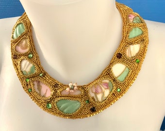 Halsband aus rosa, grünem und goldenem Porzellan (handbemalter „Limoges“-Becher aus dem 19. Jahrhundert). Perlenstickerei. Einzigartiges Stück.