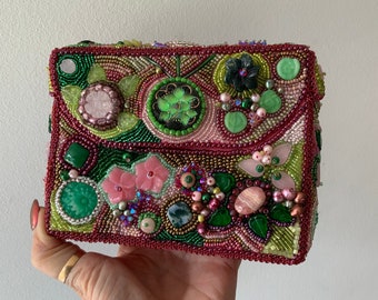 Bolso de noche Minaudiere, bordado con perlas y pedrería, rosa y verde. Producto único, Alta Costura, hecho a mano. Ideal para una boda