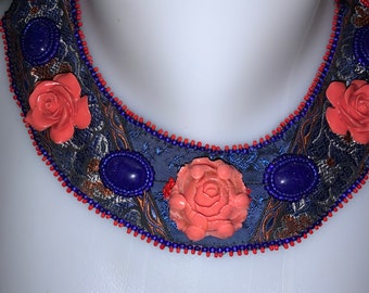 Collana con bavaglino “Coral Lotus”. Pezzo unico. Ricamo di perline.