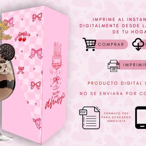 K&ouml;nnte beinhalten: Ein geschichtetes Dessert in einem hohen Glas, garniert mit Schlagsahne, Schokoladenraspeln und einem Oreo-Keks. Neben dem Glas befindet sich eine rosa Schachtel mit Schleifen- und Kirschillustrationen. Die Schachtel hat Text auf Spanisch. Ein goldener "Feliz Cumplea&ntilde;os" Tortenaufsatz befindet sich im Dessert.