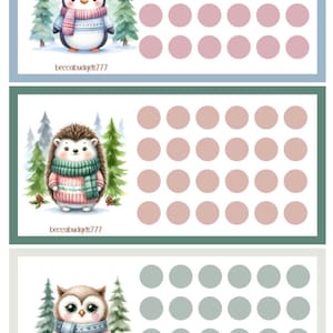 Peut inclure: Trois cartes de bingo imprimables sur le thème des animaux d'hiver avec un pingouin, un hérisson et un hibou portant des écharpes et des pulls. Chaque carte comporte 25 cercles pour les marqueurs de bingo.
