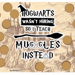Könnte beinhalten: Beigefarbener Druck mit einer Illustration von Schloss Hogwarts und dem Text „Hogwarts Wasn't Hiring So I Teach Muggles Instead“. Enthält einen schwarzen Hexenhut, einen Besen und kreisförmige Akzente.