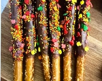 Pretzels gourmet cubiertos de chocolate con temática otoñal para Acción de Gracias y delicias de temporada