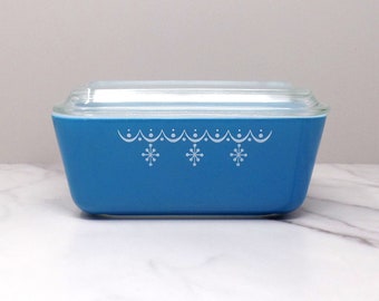Vintage Pyrex Refrigerator Dish (1 1/2 Pint 502) with Lid - Blue Snowflake (1972-76)