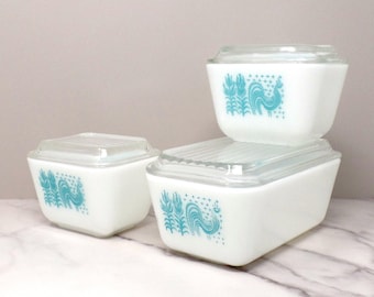 Vintage Pyrex Refrigerator Dish Set with Lids, Amish Butterprint - Set of 3: 2 of 1 1/2 c (501) and 1 of 1 1/2 Pint (502) (1957-68)
