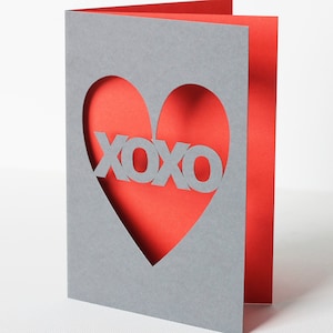 Carte de voeux Saint Valentin découpée à la main - XOXO - couleur à vous de choisir