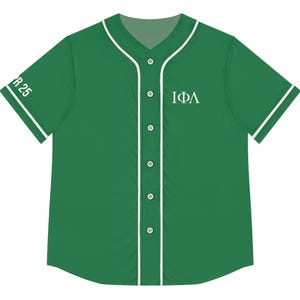 Puede incluir: Jersey de béisbol verde con ribetes y botones blancos. El jersey tiene las letras "IΦA" bordadas en la parte delantera y el número "R25" en la manga izquierda.
