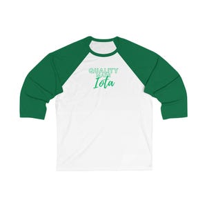 Puede incluir: Una camiseta de béisbol blanca y verde con el texto "QUALITY MADE Iota" impreso en la parte delantera.