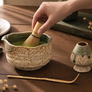 Handgefertigtes Matcha-Schalen-Set, grün gesprenkelte Keramik-Chawan mit Ausguss, Bambusbesen und -löffel, Geschenk für die Teezeremonie