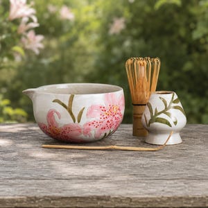 Handgefertigtes Matcha-Set mit rosa Lilienmotiv, Keramik-Chawan mit Ausguss, Bambusbesen und -löffel, florales Matcha-Geschenk für Teeliebhaber