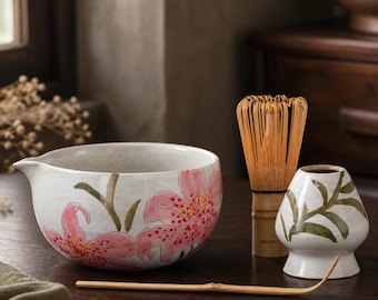 Handgemaakte matcha-set met roze lelie, keramische chawan met tuit, bamboe garde en schepje, bloemig matcha-cadeau voor theeliefhebbers