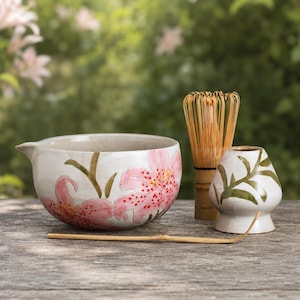 Handgefertigtes Matcha-Set mit rosa Lilienmotiv, Keramik-Chawan mit Ausguss, Bambusbesen und -löffel, florales Matcha-Geschenk für Teeliebhaber