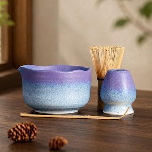 Handgefertigtes Matcha-Set in Blau und Lila, Keramik-Chawan-Schale mit Bambus-Chasen, Wabi-Sabi-Teezeremonie-Starterset – Geschenkidee