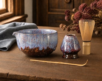 Handgemaakte matcha-kommenset van Blue Ember, keramische chawan met reactieve glazuurlaag en bamboe garde.