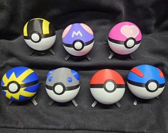 Poké Ball otwiera się i służy jako pojemnik. W zestawie znajduje się stojak ekspozycyjny.