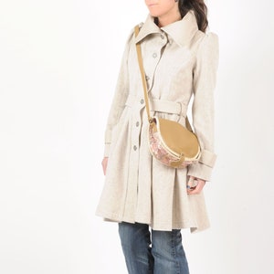 Sac à main beige camel et motif fleuri, MALAM, porté épaule ou bandoulière