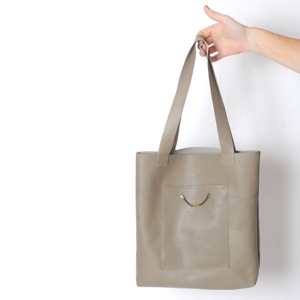 Sac en cuir taupe, sac cabas taupe, Sac shopping en cuir, Sac cuir porté épaule, Sac artisanal