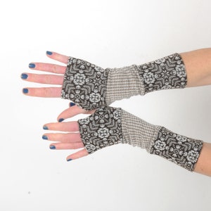 Könnte beinhalten: Ein Paar braune und weiße Fingerlose Handschuhe mit einem Hahnentrittmuster am Bündchen.