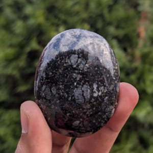 NUUMMITE Palm Stone, Genuine Greenland Crystal for Meditation