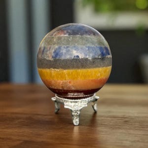 Sphère de cristal des sept chakras | Pierre de guérison polie (50 MM - 60 MM)