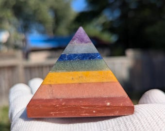 Piramide di cristallo dei sette chakra: decorazione per meditazione con pietre preziose fatta a mano