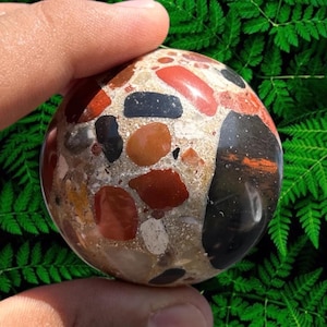Conglomeraat bol, kristallen bol natuurlijke aardesteen, handgepolijst, uniek woondecoratiecadeau