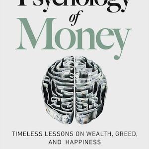 以下が含まれることがあります： モーガン・ハウセル著「The Psychology of Money」の表紙。タイトルは大きく黒と緑の文字で書かれています。表紙には、折りたたまれたお札で作られた脳が描かれています。本のサブタイトルは「富、貪欲、幸福に関する不朽の教訓」です。