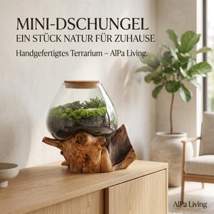 Op de afbeelding: Een glazen terrarium met een kurken deksel, gevuld met groen mos en kleine planten, rustend op een natuurlijke houten basis. De tekst luidt: MINI-DSCHUNGEL, EIN STÜCK NATUR FÜR ZUHAUSE, Handgefertigtes Terrarium – AlPa Living. AlPa Living staat er ook.