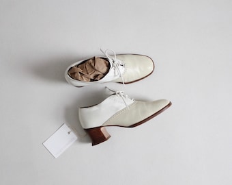 oxfords a due toni / stivaletti spettatori 6.5 / scarpe beige e bianche 6