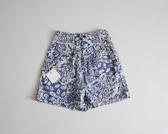 blaue florale Shorts | plissierte Shorts | hoch taillierte Shorts