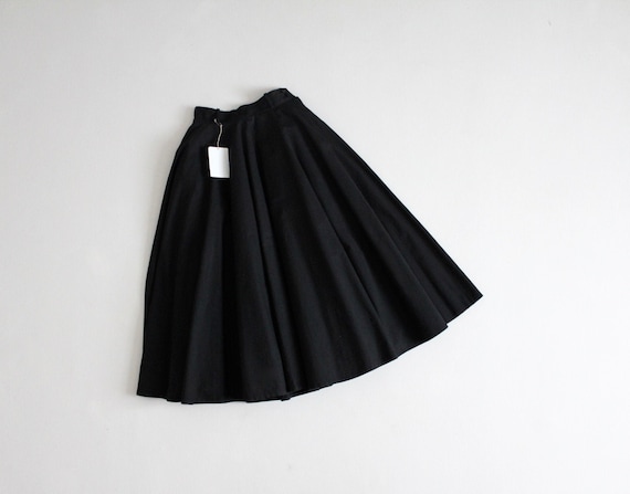 black circle skirt | 1950s circle skirt | stiffene