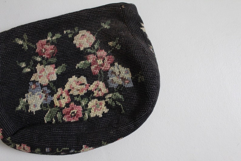 schwarze geblümte Kupplung 1940er Jahre Nadelspitzen Geldbörse handgenähte Tasche mit Blumenmuster Bild 2