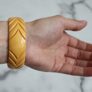 bakelite bangle / 1940s bakelite jewelry / bangle bracelet image 4