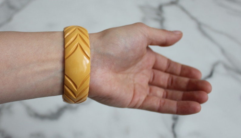 bakelite bangle / 1940s bakelite jewelry / bangle bracelet image 4