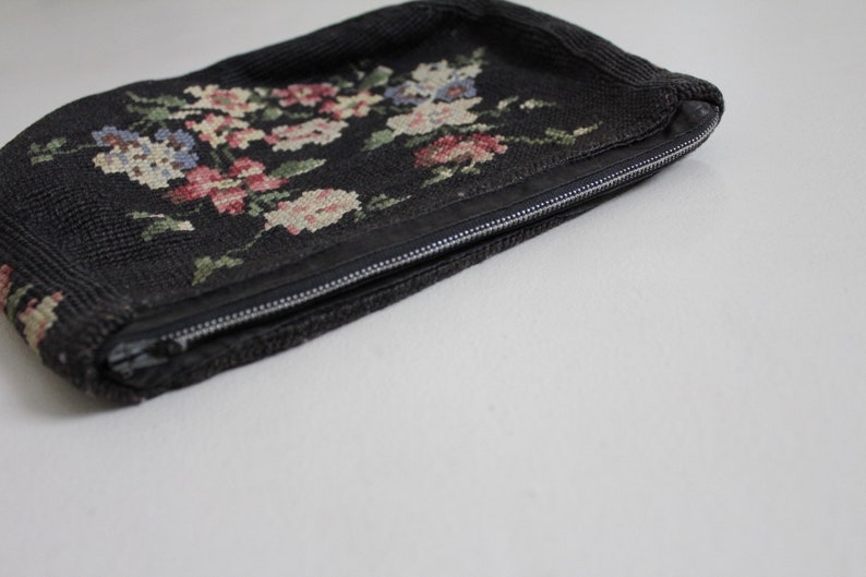 schwarze geblümte Kupplung 1940er Jahre Nadelspitzen Geldbörse handgenähte Tasche mit Blumenmuster Bild 3