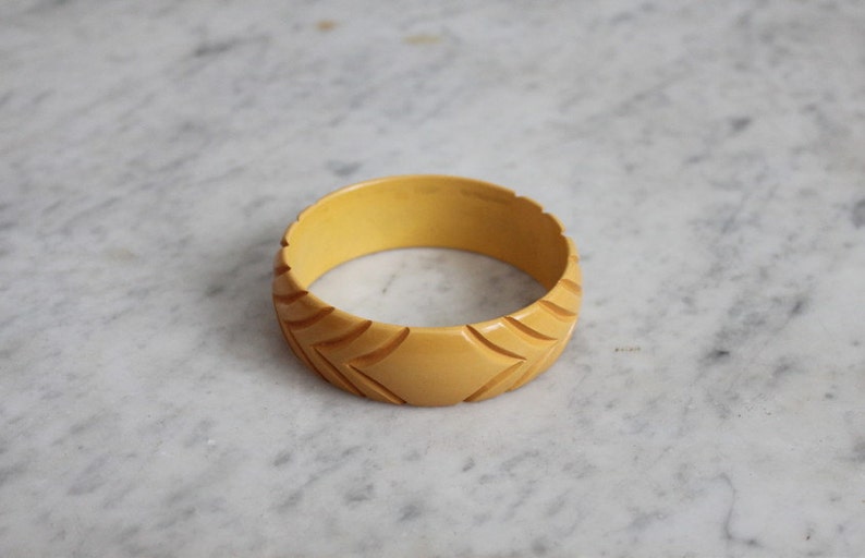 bakelite bangle / 1940s bakelite jewelry / bangle bracelet image 1