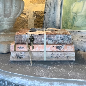 Pila di libri decorativi, bianco, beige, pesca, stile rustico, stile country francese, inglese, stile shabby chic, centrotavola unico fatto a mano.