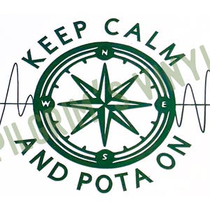 Puede incluir: Gráfico verde y blanco con el texto "KEEP CALM AND POTA ON" que rodea un diseño de rosa de los vientos. El diseño incluye una estrella en el centro de la brújula y una línea ondulada a cada lado.