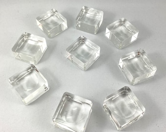 Könnte beinhalten: Zehn transparente Glas-Präsentationswürfel, perfekt zum Ausstellen kleiner Gegenstände wie Kristalle, Schmuck oder Figuren. Die Würfel sind quadratisch und haben eine glatte, polierte Oberfläche.