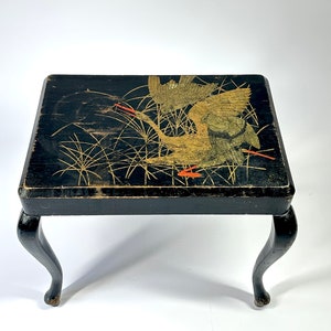 Mesa antigua de madera lacada en negro con motivo de grulla
