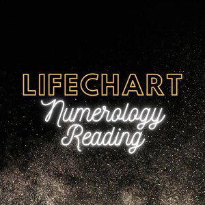 Op de afbeelding: Een gouden en witte afbeelding met de tekst "LIFECHART Numerologie Lezing" op een zwarte achtergrond met een sprankelend effect.