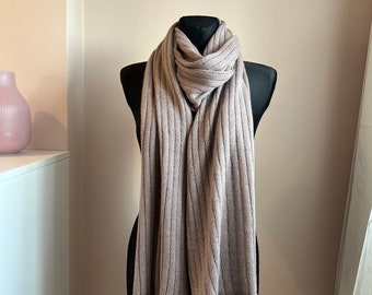 Sjaal van merinozijde, lichtpaars-grijze omslagdoek voor koele zomeravonden.