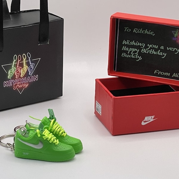 Porte-clés inspiré de la Air Max 95 Sean Wotherspoon avec une mini boîte à chaussures et une boîte cadeau. Ajoutez une touche personnalisée avec une mini étiquette message.